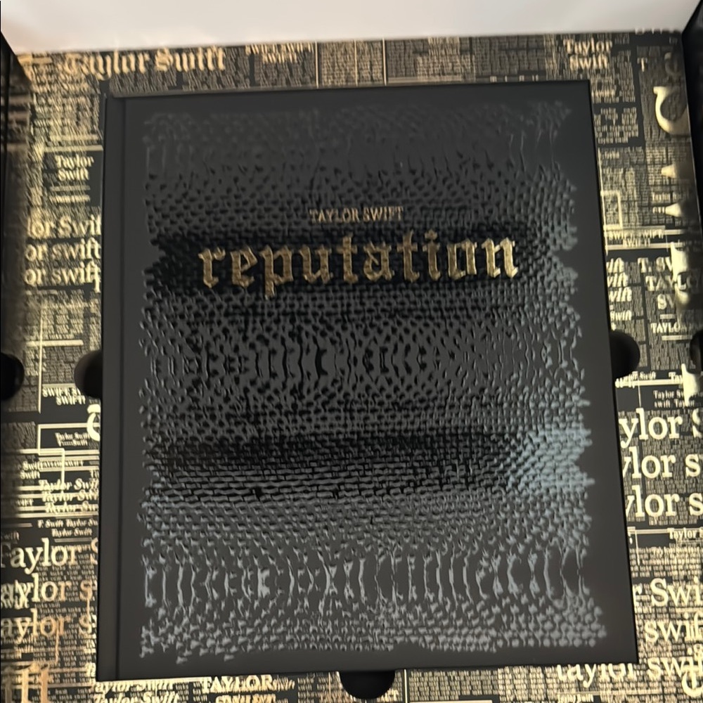 Taylor Swift Reputation Tour VIP Box with Working Video & Sealed Items - Picture 11 of 14